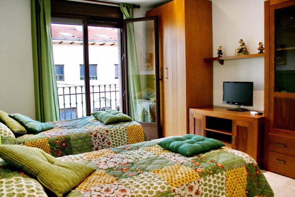 Apartamentos Turisticos Mirayuste غوادالوبي الغرفة الصورة