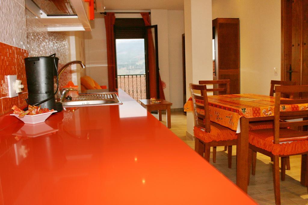 Apartamentos Turisticos Mirayuste غوادالوبي الغرفة الصورة