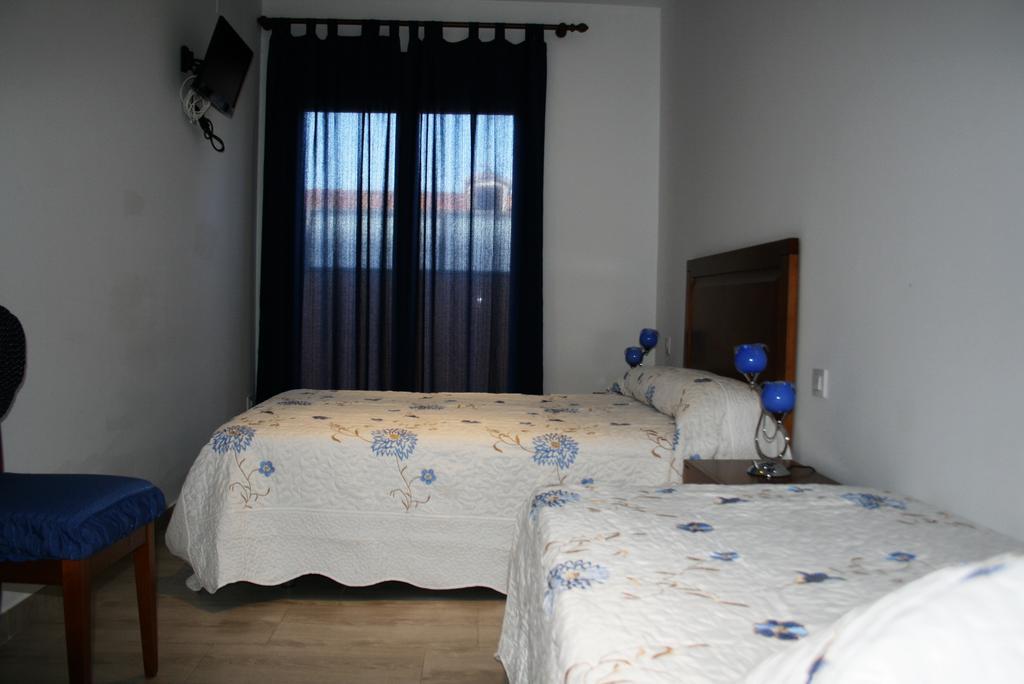 Apartamentos Turisticos Mirayuste غوادالوبي الغرفة الصورة